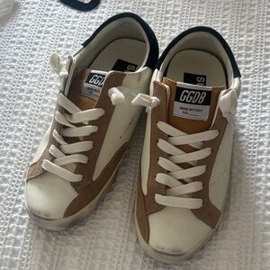 Men’s White & Tan Low-Top Sneakers